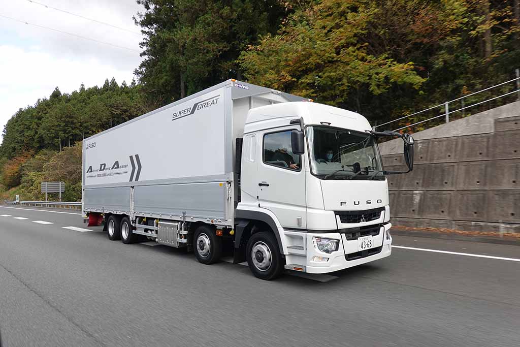 三菱ふそうの大型トラック スーパーグレート に国内初搭載された運転自動化レベル2の高度運転支援機能を試す Le Volant Carsmeet Web 自動車情報サイト 新車 中古車 Carview