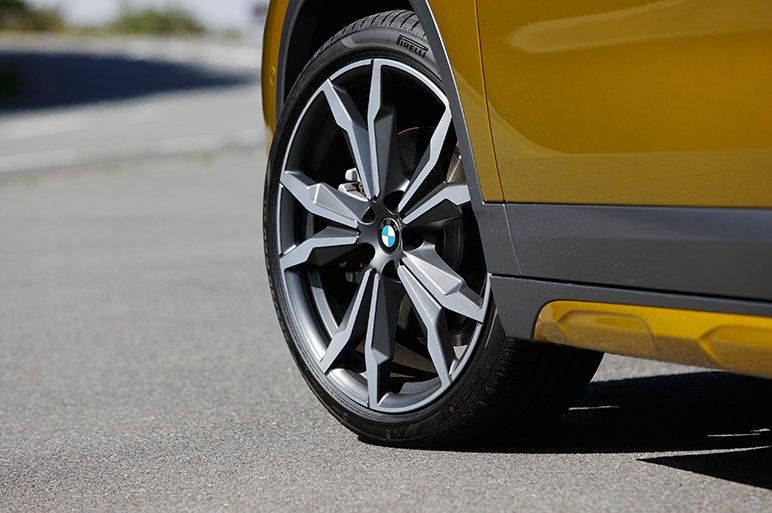 X2 試乗　BMWの新しい“偶数モデル”の提案をどう理解する？