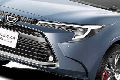 1リッターで「約30km」走れる！ トヨタ新「“5人乗り”低燃費ワゴン」がスゴイ！ 新車約235万円から買える「全長4.4m級」モデル！ ひろびろ荷室の「カローラ“ツーリング”」に販売店の反響は!?