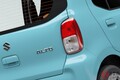 新車114万円から！ スズキ「“4人乗り”軽セダン」最安モデルで満足できる？ コスパ重視のベーシック軽「アルト」価格差約50万円の「フル装備の上級モデル」との違いは？