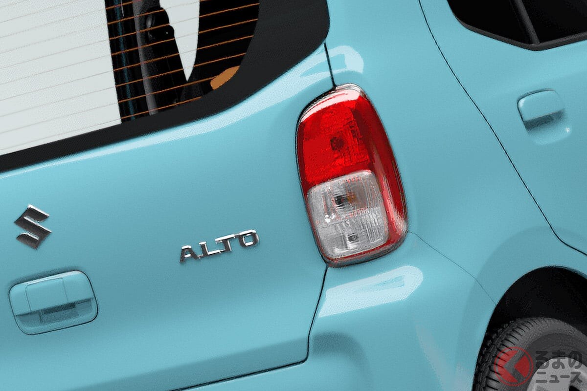 新車114万円から！ スズキ「“4人乗り”軽セダン」最安モデルで満足できる？ コスパ重視のベーシック軽「アルト」価格差約50万円の「フル装備の上級モデル」との違いは？