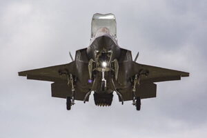 日本初の艦上ジェット戦闘機だ！「垂直離着陸できるF-35」自衛隊基地に到着 あれ1機足りない？