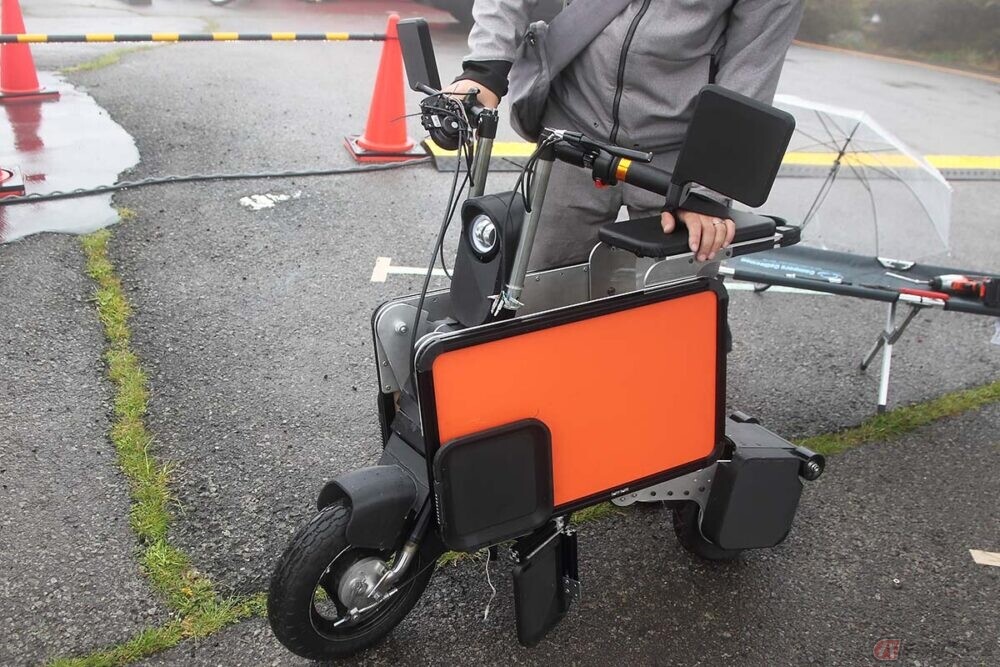 “箱型”に変形する電動バイク「ハコベル」に見た 新たな時代への可能性と忘れてはならない「遊び心」
