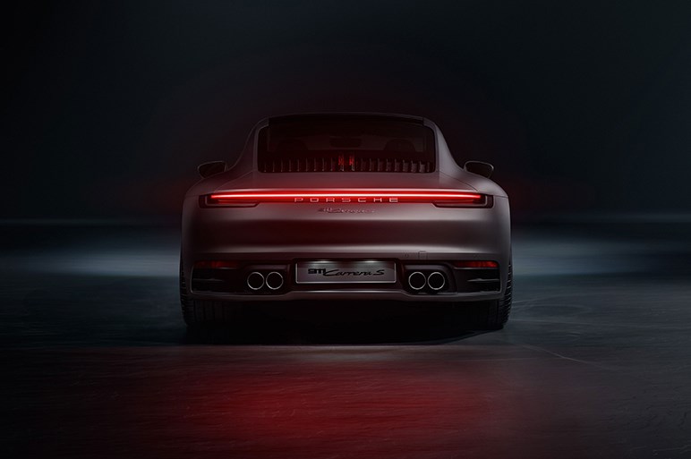 ポルシェ、新型911を初披露。アルミニウムよる軽量化や新開発の「ウェットモード」を搭載