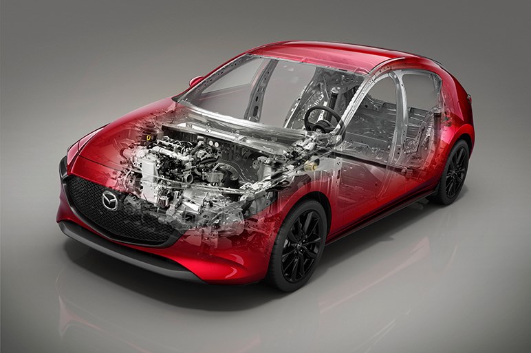 マツダ、新型「Mazda 3（アクセラ）」ハッチバック＆セダンを世界初披露