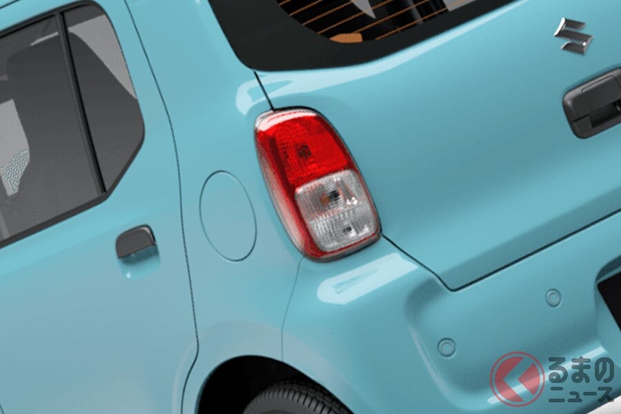 新車114万円！ スズキ新「“4人乗り”軽セダン」登場！ フロントデザイン変更×ルーフスポイラー新装着で燃費アップ！ 値上げしたのにお手頃すぎる「アルト」最安モデルとは？