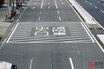 「道路の斜め線、入ったら違反？」 謎の「ゼブラゾーン」そもそも何のため？ 過去には接触事故も！ 道交法ではセーフ？ でも一部都道府県ではアウトなの？