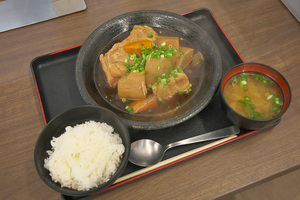 東名高速道路下り・小笠PA「食事処 鐘庵」：丼物もしくは定食をオーダーするとカレーライスが食べ放題！【SPめし】