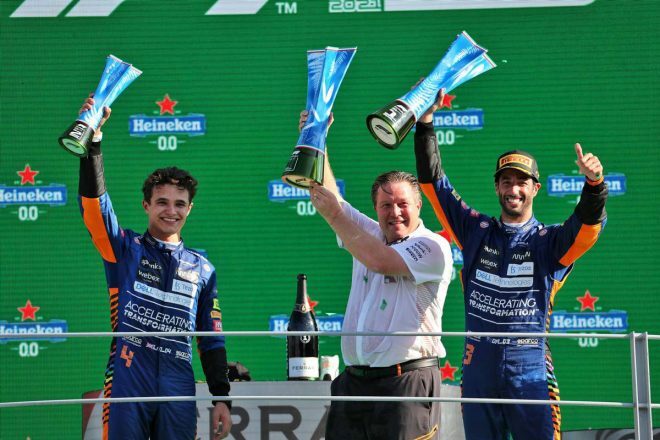 マクラーレンF1での表彰台獲得を達成したリカルド、“ヒーロー”アーンハートのNASCARシボレーをドライブへ