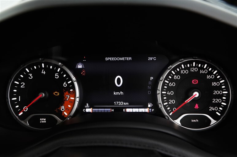 ジープ レネゲードに試乗。ブランド初のコンパクトSUVは遊び心満載