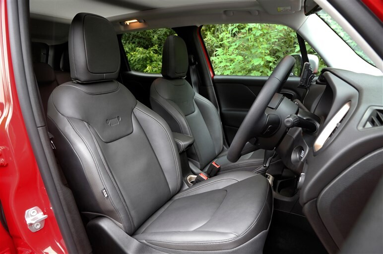 ジープ レネゲードに試乗。ブランド初のコンパクトSUVは遊び心満載