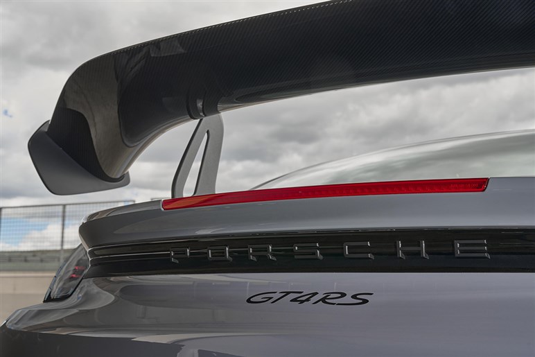 新登場ケイマン最強モデルGT4 RSはサーキットより峠道向け！ 開発主任へのインタビューも収録