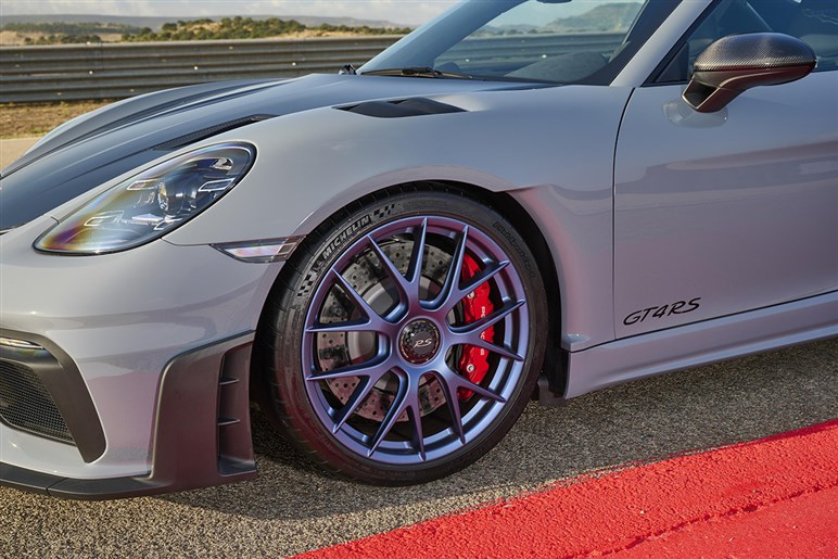 新登場ケイマン最強モデルGT4 RSはサーキットより峠道向け！ 開発主任へのインタビューも収録