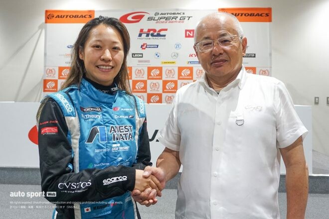 小山美姫がスーパーGT史上初の日本人女性ドライバー決勝完走。無線トラブルや悪天候乗り越え「良いレースができた」