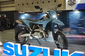 スズキの新型「DR-Z」がついに発売！ 400ccで約120は「高い？」「安い？」、SNSでは価格に注目集まる