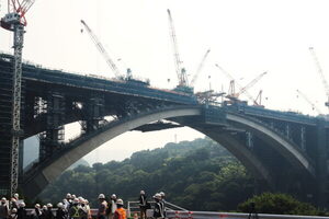 「あの橋、いくらかかってるんですか!?」新東名の“巨大アーチ橋”まもなく完成！ NEXCOの答えに「スケールがデカすぎる！」子どもたち驚嘆