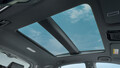 調光ガラスを用いた電動シェード付きのパノラマルーフを採用したトヨタの都会派SUV「ハリアー」