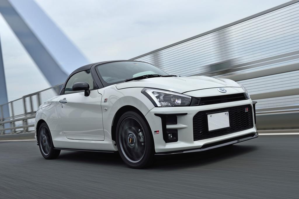 手軽にコペンgrの走りを進化させるtrd謹製パーツに迫る パフォーマンスダンパー ディスチャージテープの威力 Web Option 自動車情報サイト 新車 中古車 Carview