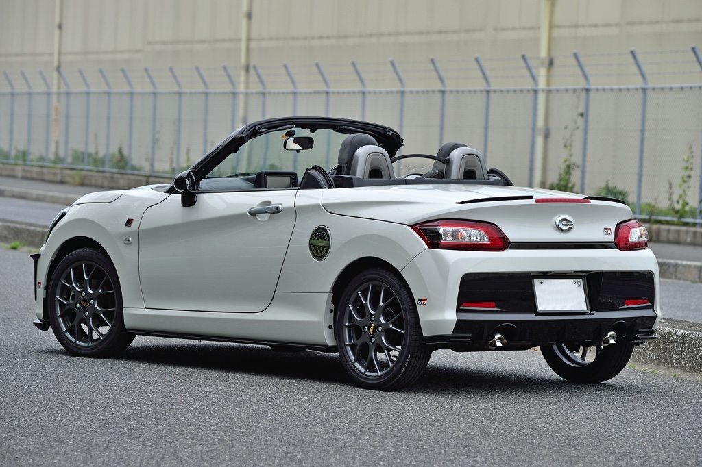 手軽にコペンgrの走りを進化させるtrd謹製パーツに迫る パフォーマンスダンパー ディスチャージテープの威力 Web Option 自動車情報サイト 新車 中古車 Carview