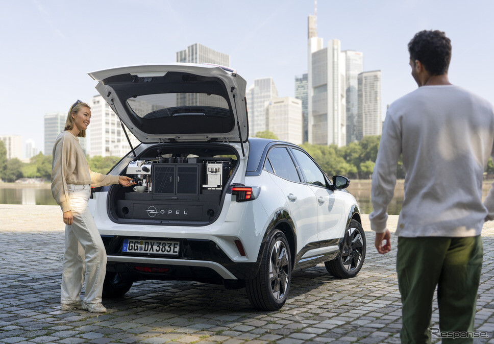 オペル、「国際コーヒーの日」を祝う…新型電動SUVに2台のコーヒーマシン搭載