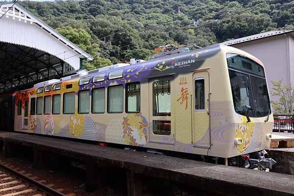 京都の100年私鉄「叡電」の新列車「舞」登場！ 車内まで「着物っぽい」?? 驚きの改造！
