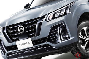 日産が「3列本格SUV」実車展示！ 「TERRA」文字ロゴがカッコイイ！ 「ランクルプラド」サイズの「テラ」タイに登場