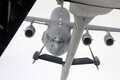 「空飛ぶガソスタ」米空軍の輸送機“史上初”民間機から空中給油を受ける 給油機のベースは有名なあの機体