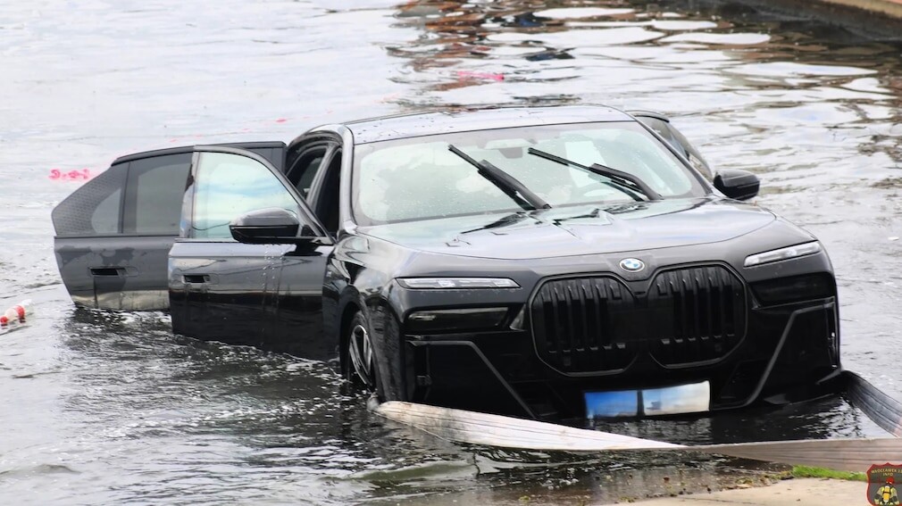 【オーマイガー！】ジェットスキーを進水させようとしたBMW 7シリーズ自体が誤って水没　運転手は無事だったがその損害額は数百万円と想定される・・・