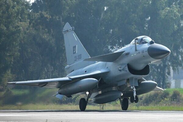 中国オリジナル戦闘機が史上初の戦果!? ヒマラヤ至近で起きた空中戦 世界の兵器マーケットに影響 “大”な可能性