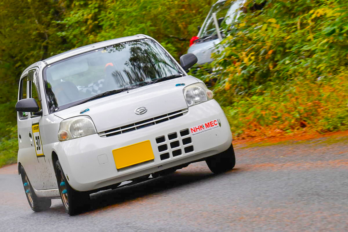 ダイハツ エッセだけのワンメイクレース ウェット路面のヒルクライムを攻めまくる Ajec Auto Messe Web 自動車情報サイト 新車 中古車 Carview