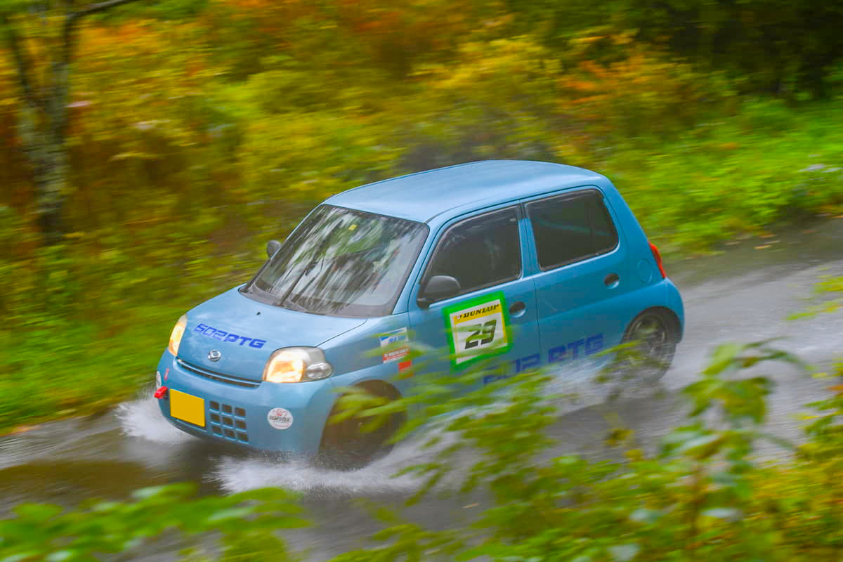 ダイハツ エッセだけのワンメイクレース ウェット路面のヒルクライムを攻めまくる Ajec Auto Messe Web 自動車情報サイト 新車 中古車 Carview