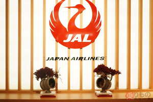 成田空港JALカウンターに出現「やけにメカメカしい盆栽」の正体は？ JAL整備士の「引かれちゃうかも…」な”愛”が生んだインテリア誕生経緯