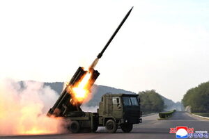 ロシア軍の「北朝鮮製」ロケット砲が背後から攻撃を受け暴発 ロケット弾が運転席を突き破って発射される