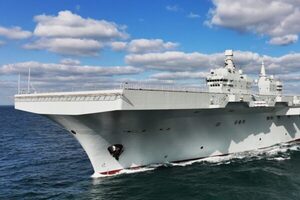 就役は目前か？ 中国の「空母みたいな巨艦」初公試を完了！ “異形の艦橋＆カタパルト”に注目！