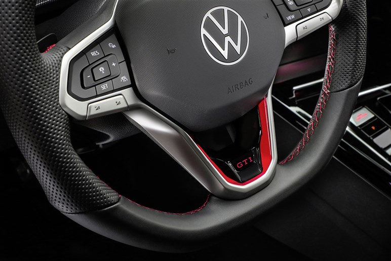 生誕50周年で大改良「新型ゴルフ」は新採用の光るVWマークだけでも選びたくなる