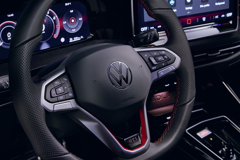 生誕50周年で大改良「新型ゴルフ」は新採用の光るVWマークだけでも選びたくなる