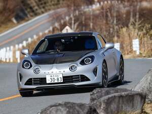 最終コーナーをまわったアルピーヌ A110【石井昌道】