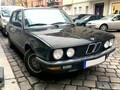 5ナンバーに収まるコンパクトさが魅力！現行3シリーズよりもコンパクトなBMWの2代目5シリーズ（E28）、「525e」に遭遇