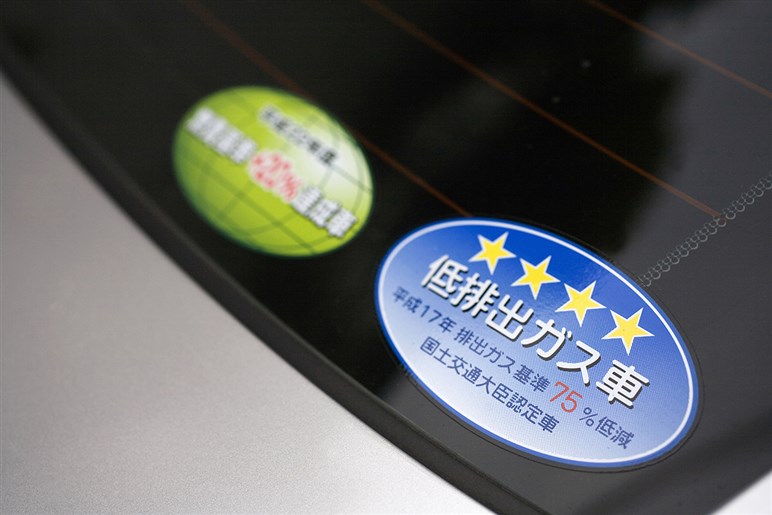 【信じる者は救われる】貼るだけで“燃費向上”や“静電気除去”は本当か？ 気になる「オカルトパーツ」の真偽に迫る