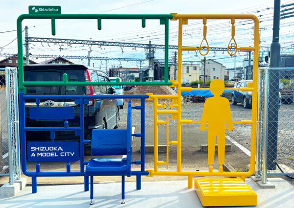 静岡の“ガンダム工場”駅前に設置された謎の“プラモデルモニュメント”左上のパーツ欠損 実は大きな秘密が