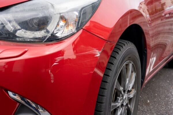 車を擦って修理費「数十万円！」 直す？／放置する？／自分でやる？ 経験談をいろいろ聞いた