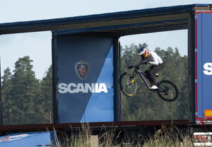 並外れたチャレンジで人類の限界に挑む！　スカニアの自動運転トラックを使ったスタントに成功