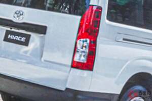 トヨタ新「“大きな”ハイエース」発表！ 3＋3＋3＋3＋4の「5列」仕様が話題に！ 2.8リッター「直4」ディーゼル搭載の「ミニバス」墨国に登場し「驚き」の声も