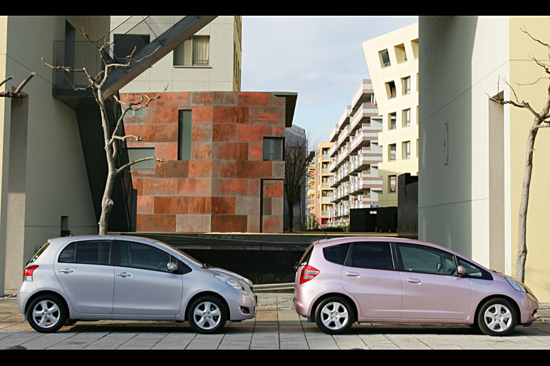 国民的コンパクト車対決 FIT vs VITZの一騎打ち!