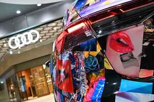 「Audi City 日本橋」が4月18日にグランドオープン。蜷川実花さんコラボのラッピングカーを期間限定展示
