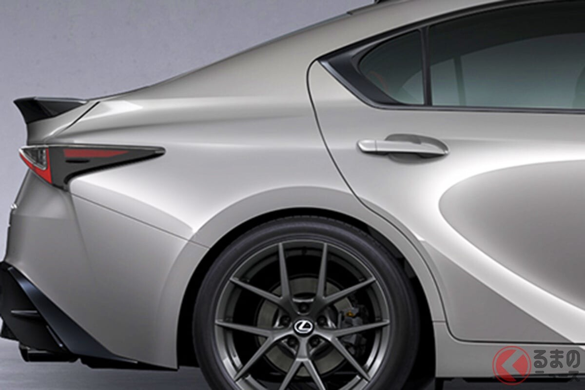 レクサス新型「“FR”スポーティセダン」初公開に大反響！ “内外装デザイン刷新”に「前よりカッコよくなった」の声も！ 一方で「“V8”欲しかった」と意見もある大幅進化の「IS」に熱視線！