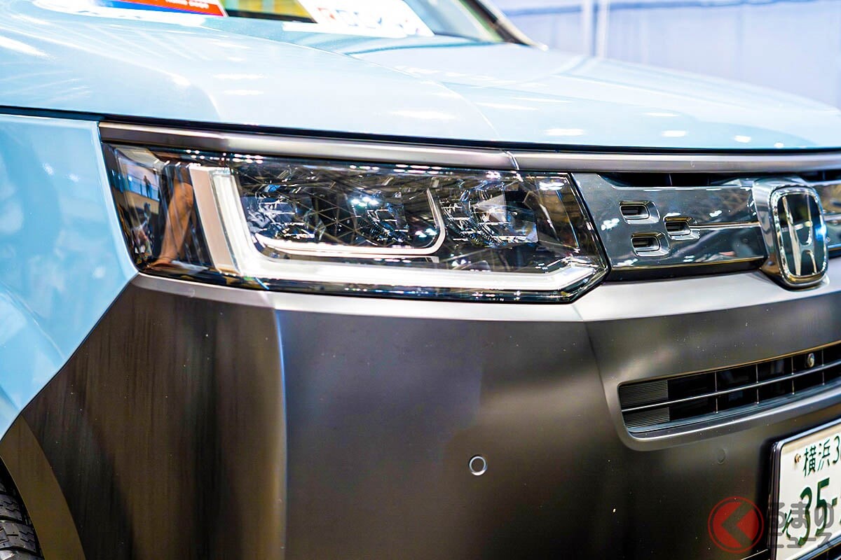 462万円！ ホンダ「“SUV”ミニバン」!? 2列“5人乗り”仕様の「ステップワゴン」公開！ 2人寝られる広々内装もいいロッキー2のMVとは