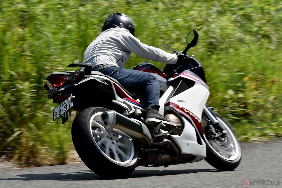 ホンダ Vfr800f に乗ると当時の記憶が不思議な程に蘇る リターンライダーkaneko S Eye バイクのニュース 自動車情報サイト 新車 中古車 Carview