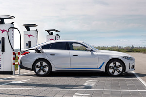 BMW4シリーズのグランクーペをベースにした電気自動車「i4」を発売開始
