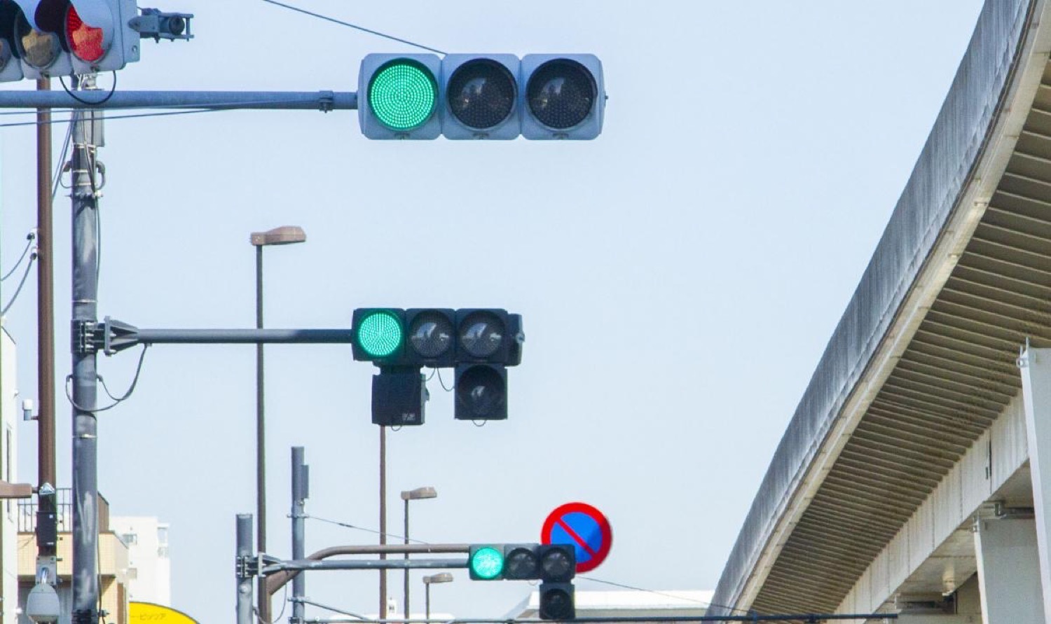 なんで左から青・黄・赤？　信号機の色の配置には納得の理由があった